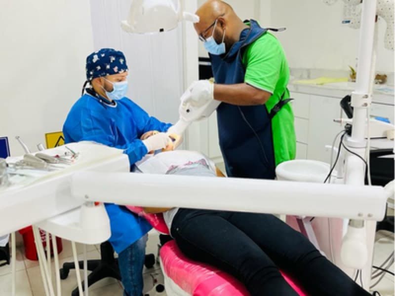Consultorio dental en operación